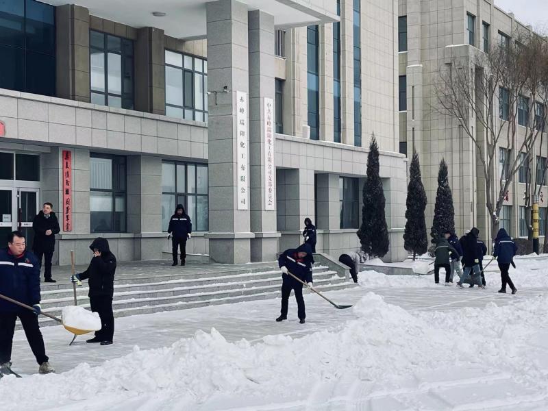 不畏嚴寒，除雪保安全出行